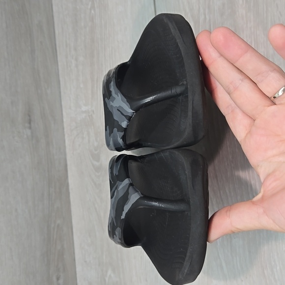 Oofos Women Oolala Thong T Strap Camo Flip Flops Sandals Slide Shoes Sz 9 - Picture 4 of 14